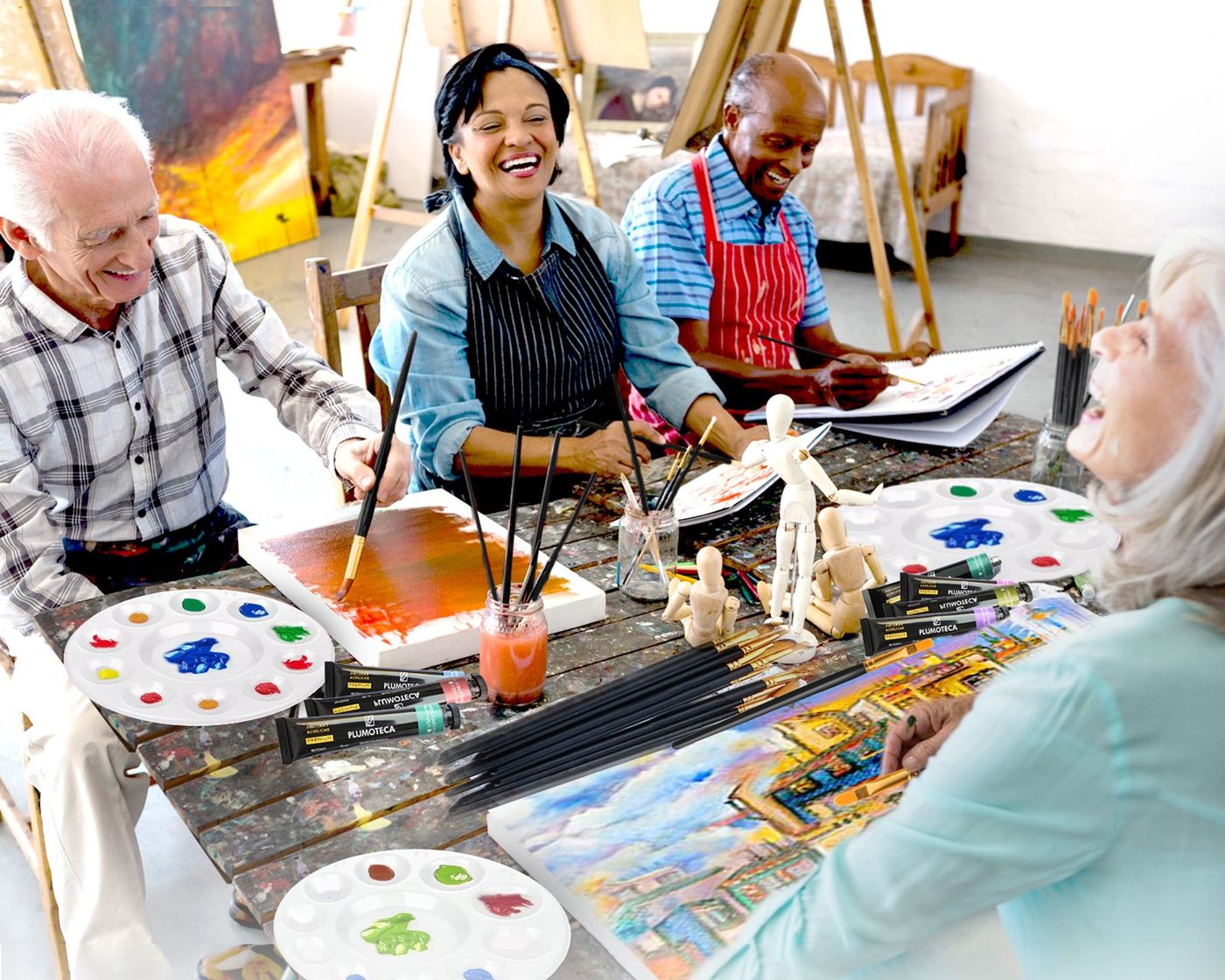 Grupo pintando en un taller con material PLUMOTECA